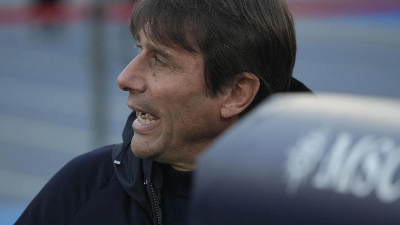 Antonio Conte annuncia l'assenza di Politano e Kvaratskhelia contro la Fiorentina a causa di piccoli infortuni.