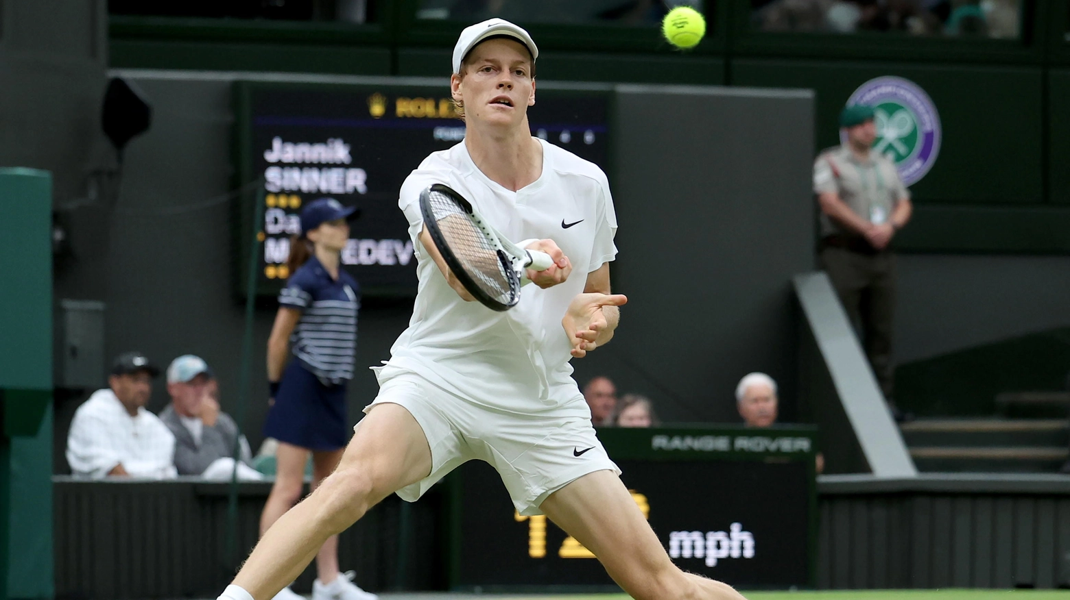 Jannik Sinner in azione a Wimbledon duranta il match con Medvedev (Ansa)