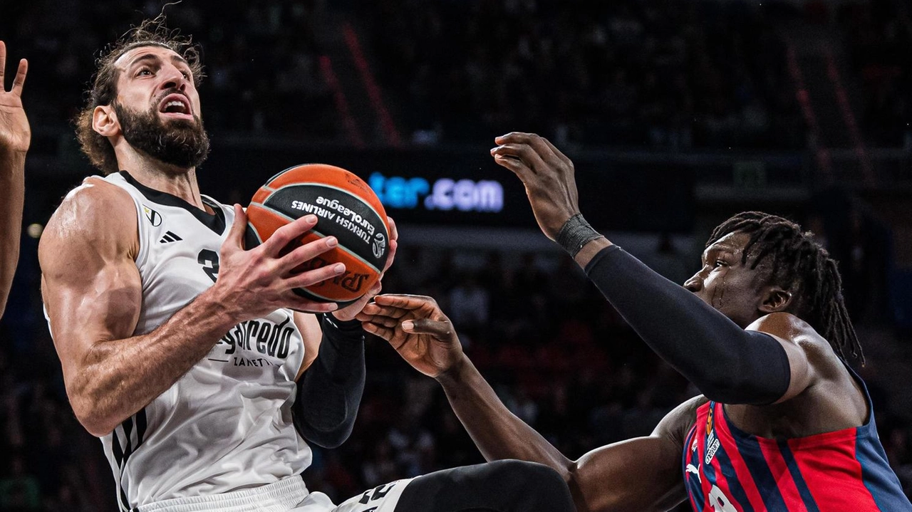 Toko Shengelia contro il Baskonia: domani il lungo georgiano farà il suo rientro in squadra affrontando ancora i baschi, ma questa volta alla Segafredo Arena (Ciamillo)