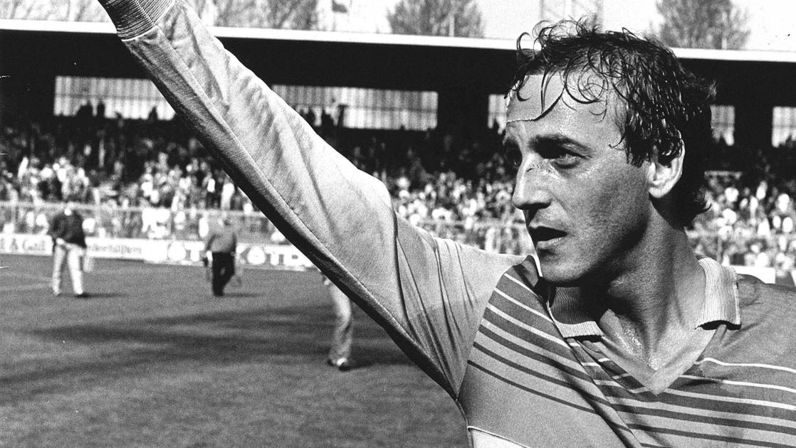 https://sport.quotidiano.net/image-service/view/acePublic/alias/contentid/ZTVmZmM5OTQtMDVjZS00/1/johan-neeskens-durante-una-partita-del-1985-ansa.jpeg?f=16:9&w=1200&h=630