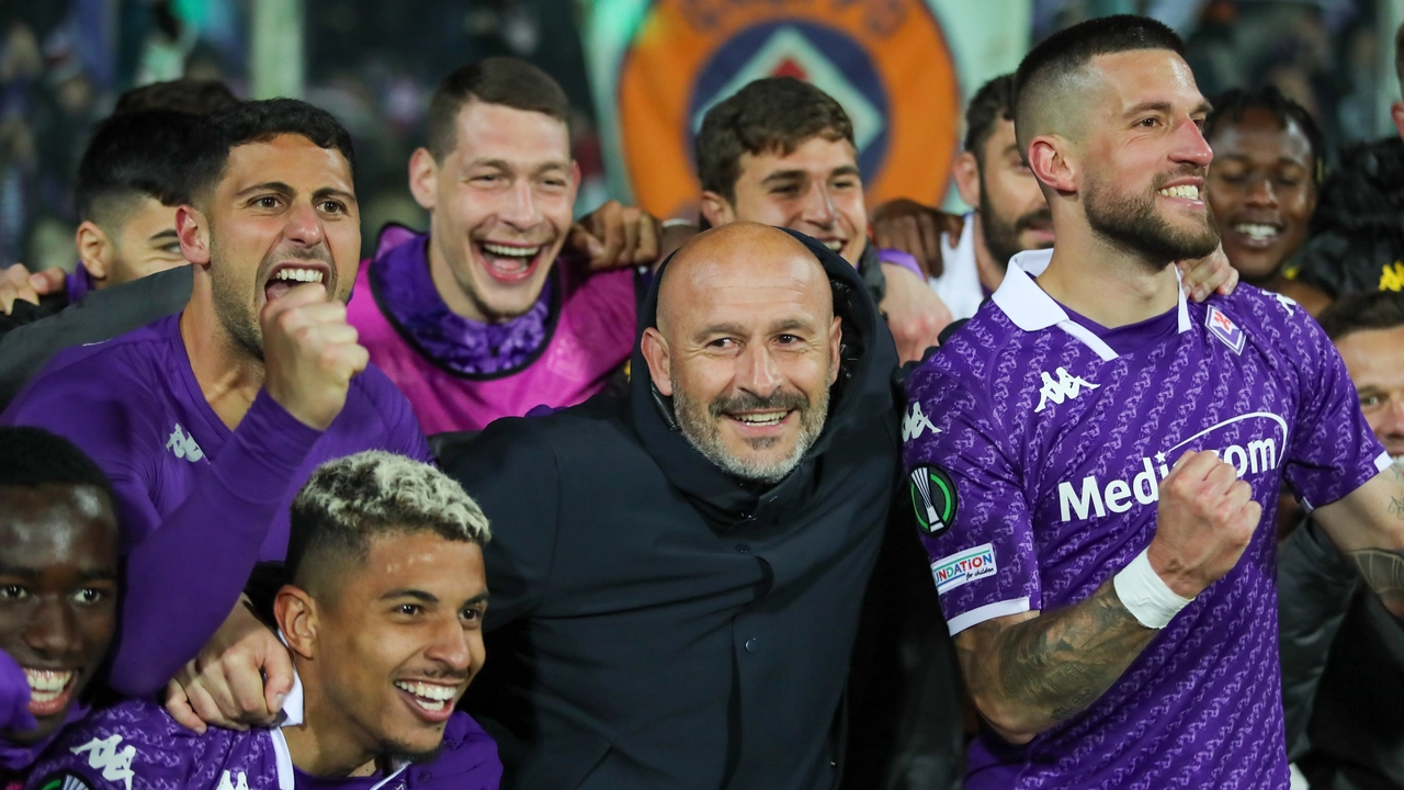 Vincenzo Italiano esulta con la squadra sotto la curva (Foto Germogli)