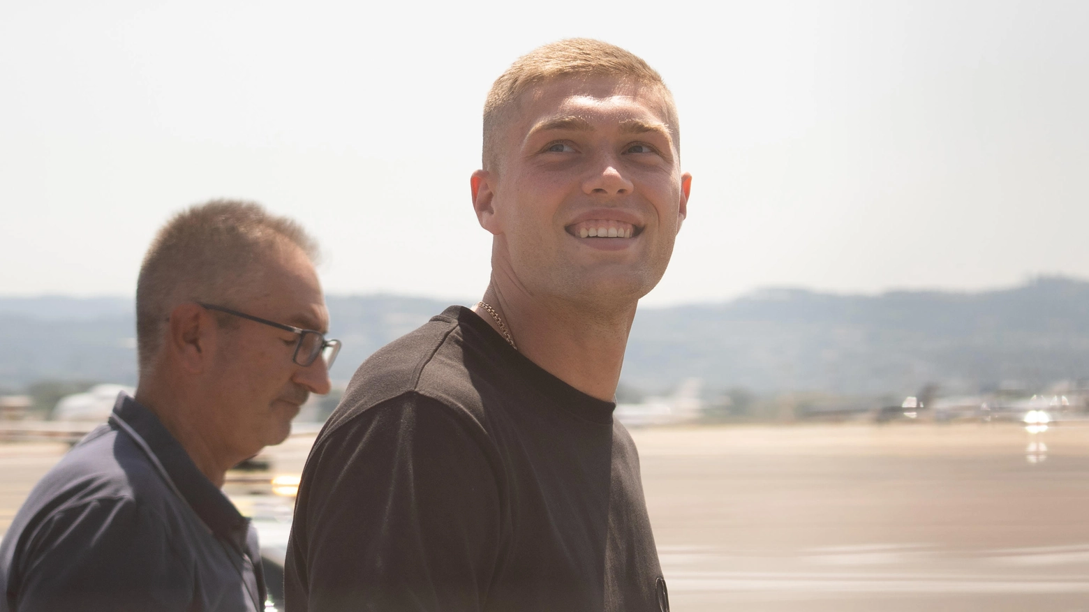 Artem Dovbyk all'aeroporto di Ciampino prima di firmare con la Roma