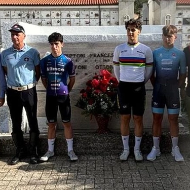 Ciclismo: l'omaggio al cimitero di Montignoso prima del trofeo Buffoni