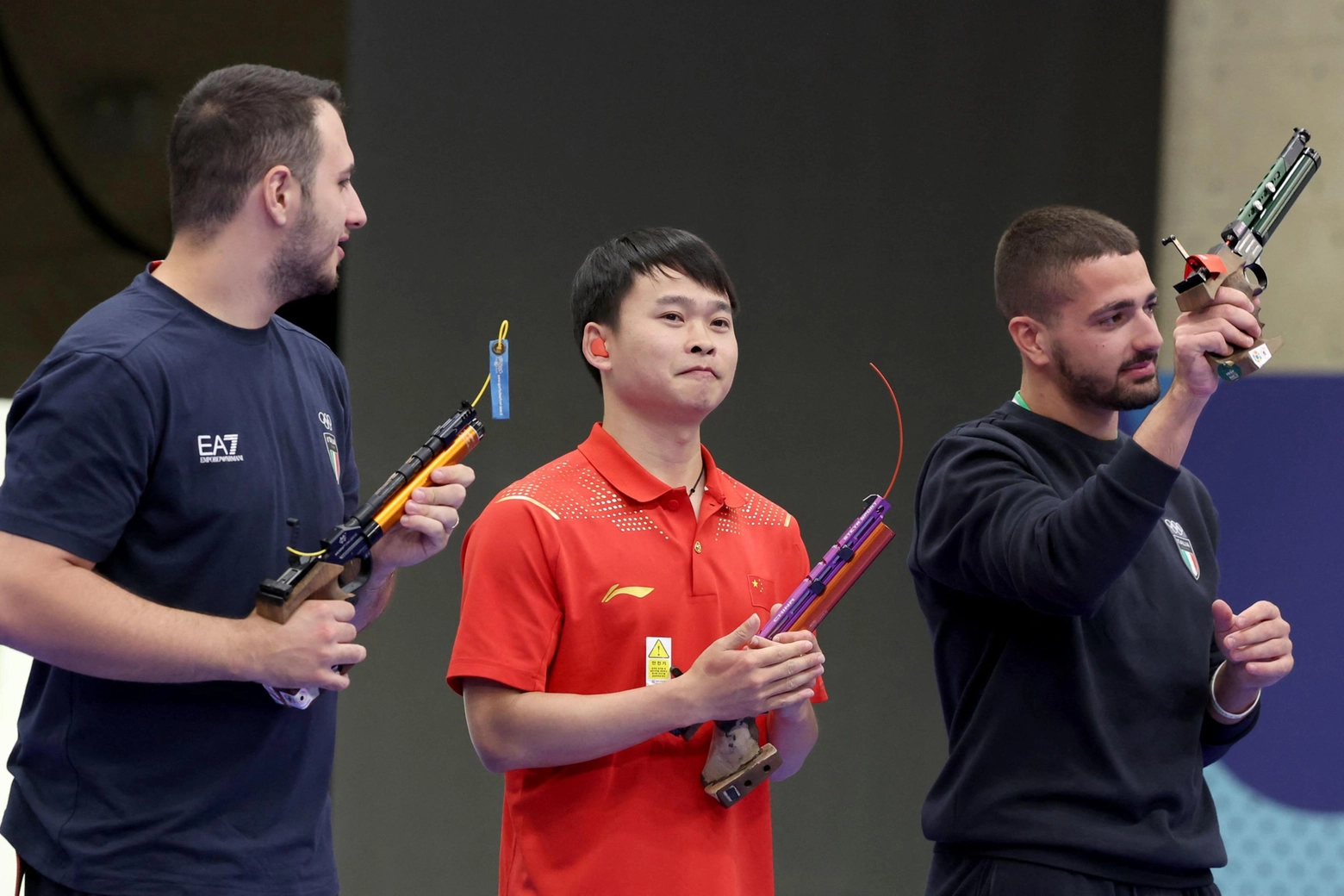 Pistola 10 metri, il podio: Federico Nilo Maldini (argento), Xie Yu (oro) e Paolo Monna (bronzo)