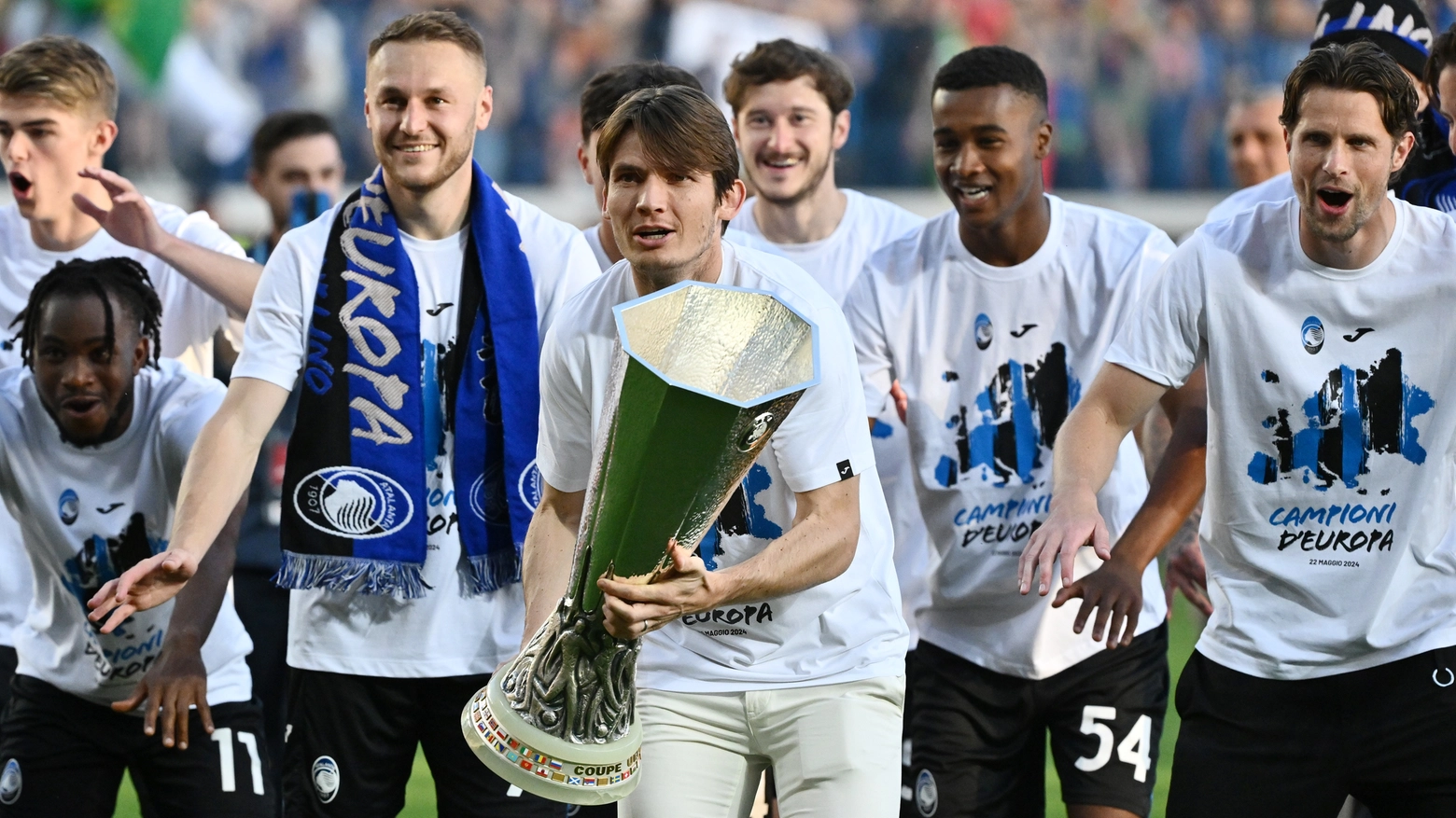 I giocatori dell'Atalanta durante i festeggiamenti dell'ultima Europa League