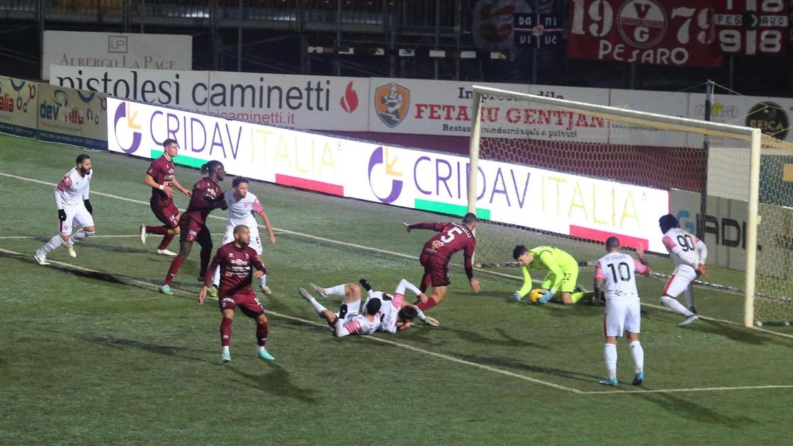 https://sport.quotidiano.net/image-service/view/acePublic/alias/contentid/ZTk4YjUzMjItZjU1Yy00/0/granata-derby-ad-arezzo-contro-la-maledizione.jpeg?f=16:9&w=1200&h=630