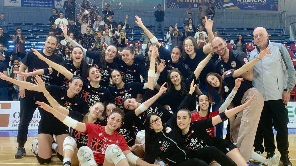 La Cbf Balducci Paoloni HR vince il titolo regionale Under 18 di volley a Pesaro. Ora si prepara per le finali nazionali a Conversano. Presidente e allenatore esprimono soddisfazione e gratitudine per il lavoro svolto.