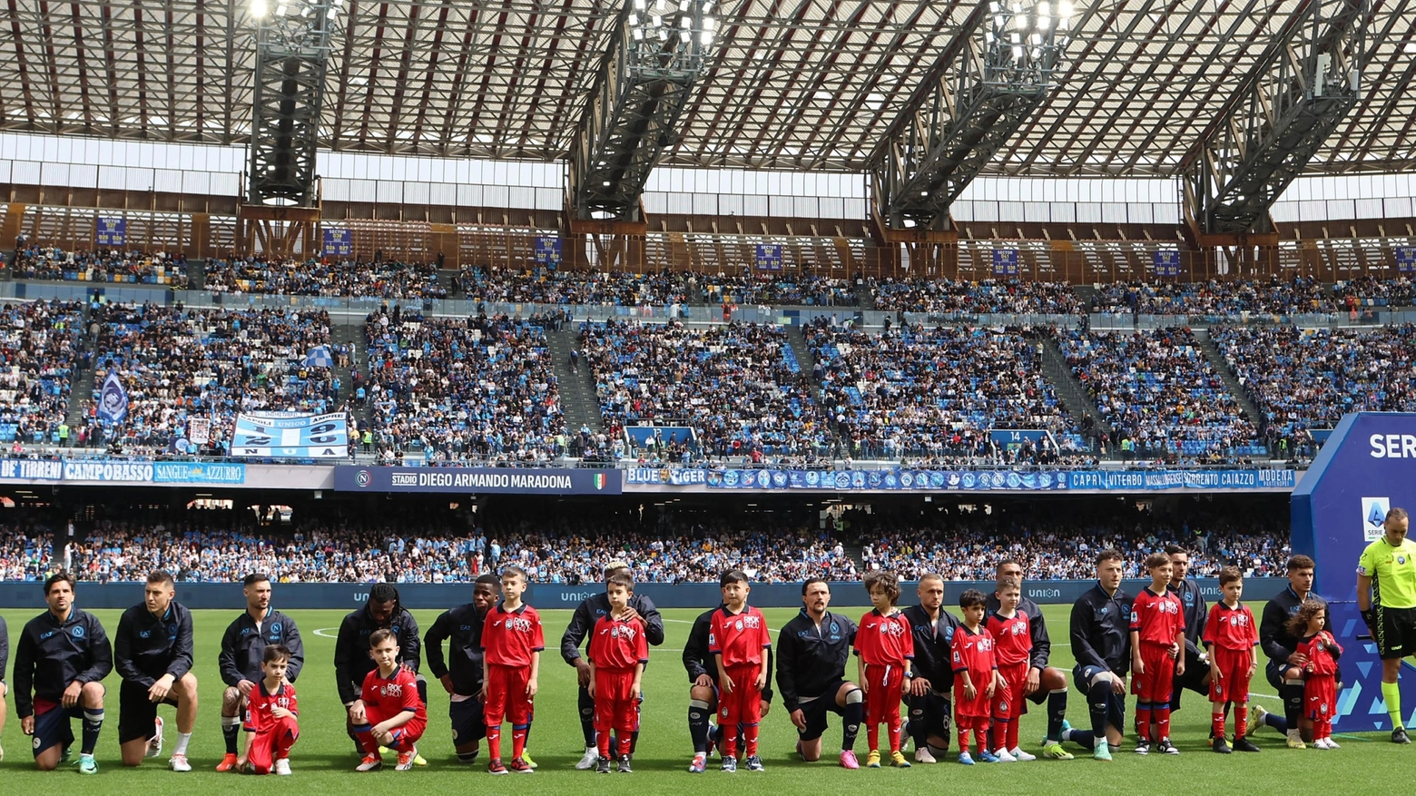 Il Napoli si inginocchia per protesta contro il razzismo sul campo dello stadio Maradona (Ansa)