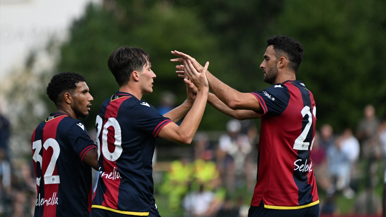 Buona la prima in ritiro per i rossoblù: la squadra di Italiano vince 2-0 con i gol di Byar e Fabbian, entrambi arrivati nel primo tempo. Esordio per Dallinga