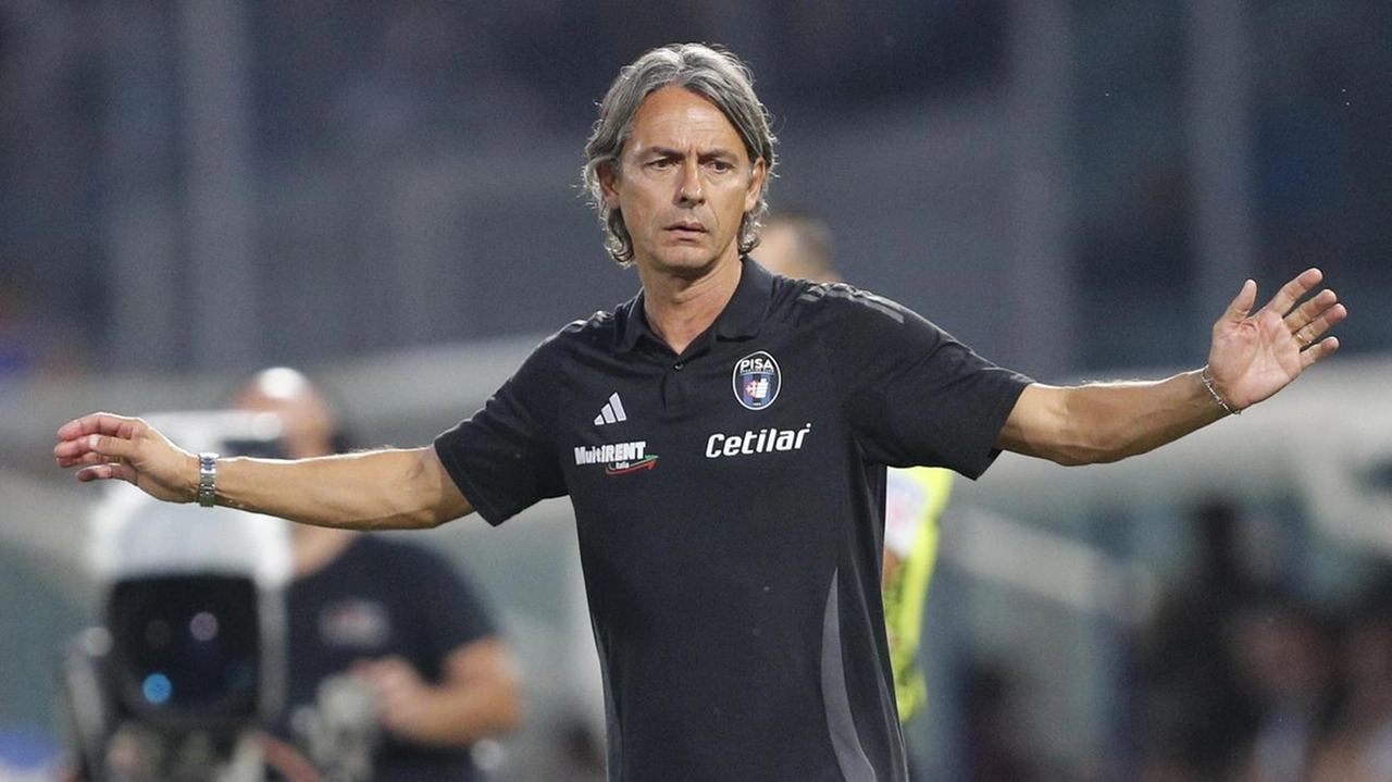 Filippo Inzaghi, 51 anni, mentre dirige la sua squadra