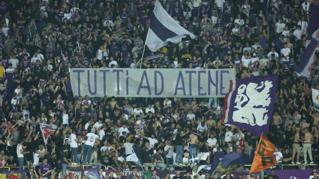 “Tutti ad Atene”. Fiorentina, la carica della Curva Fiesole per la finale di Conference League