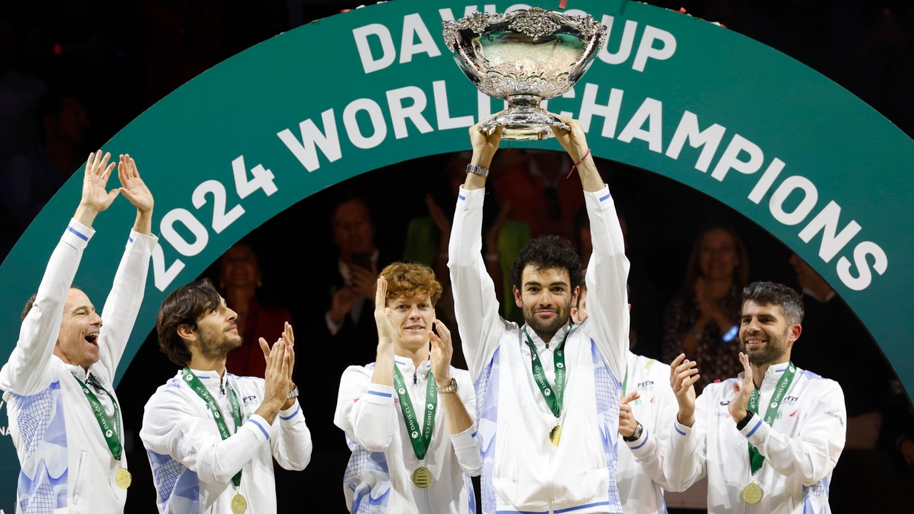 Matteo Berrettini alza la Coppa Davis 2024: Italia campione a Malaga (Ansa)