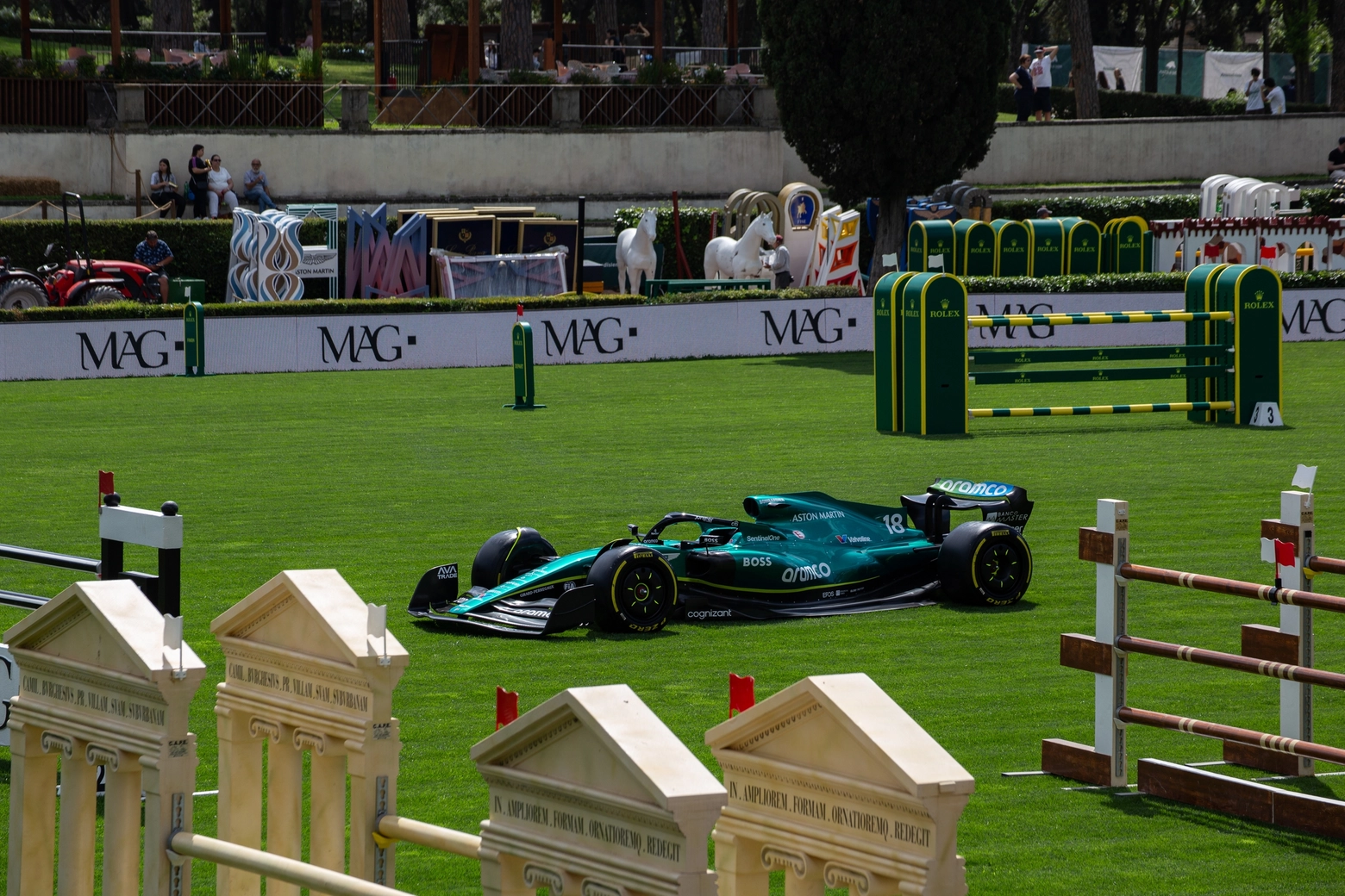 L'Aston Martin di Formula 1 sullo storico ovale di Piazza di Siena