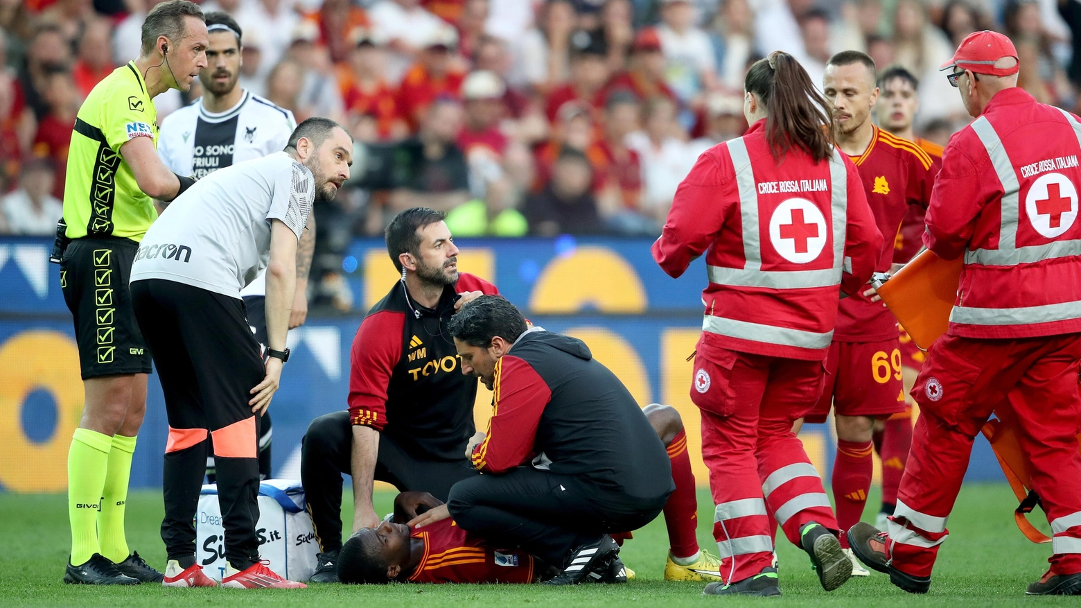 Il giocatore della Roma soccorso in campo a Udine