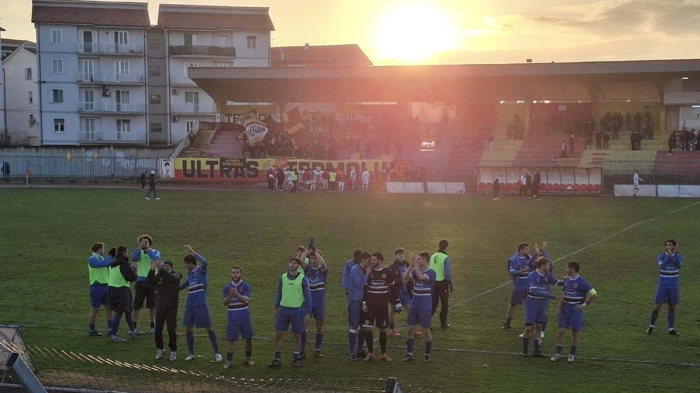 I giocatori del Fossombrone al Cannarsa di Termoli salutano i propri tifosi in festa per la vittoria