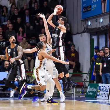 Basket, Serie A: cadono la capolista Brescia e la Virtus. Ne approfittano Venezia e Milano