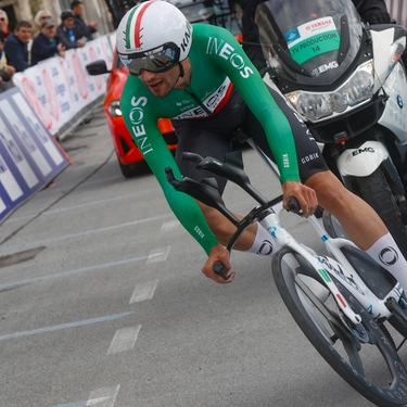 Tirreno-Adriatico 2024, Ayuso vince la cronometro di Lido di Camaiore. Ganna beffato per un secondo. Risultati e classifica