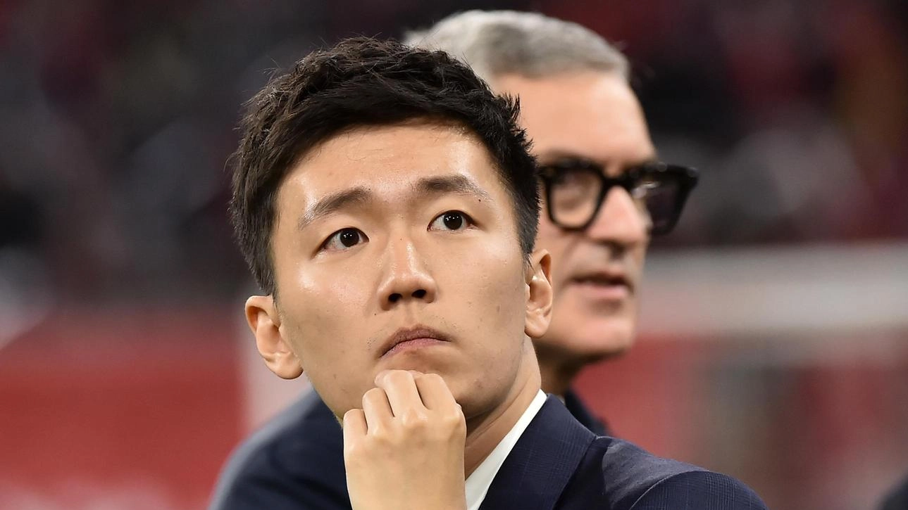 Il presidente dell'Inter, Steven Zhang, lavora da remoto mentre la squadra domina il campionato. Deve trovare un accordo con Oaktree per evitare il passaggio delle quote al fondo statunitense. Al momento, non ci sono soluzioni in vista.
