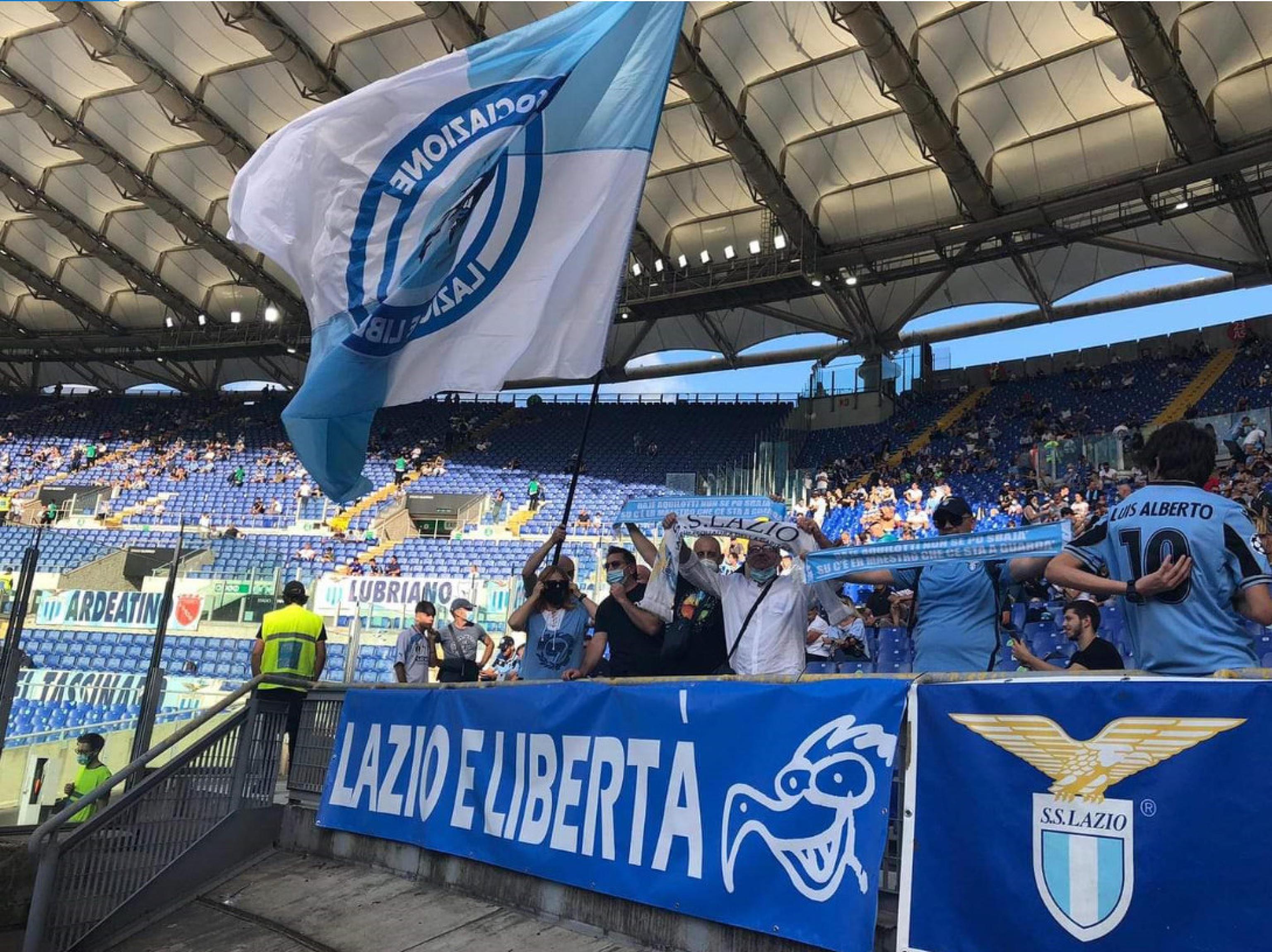 https://sport.quotidiano.net/image-service/view/acePublic/alias/contentid/ZWZhNGY0OTctMDg4Yi00/0/gruppo-della-tifoseria-della-lazio-per-il-calcio-senza-politica.jpeg