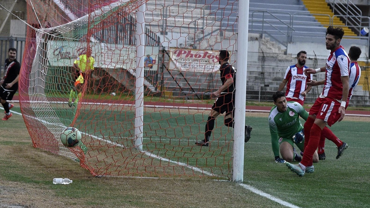 L’attaccante Luca Cognigni segna il gol dell’1-1 biancorosso nel match contro l’Urbania (foto Calavita)