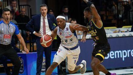 https://sport.quotidiano.net/image-service/view/acePublic/alias/contentid/ZjAwNzM3OWYtNmZlMy00/0/mi-chiamo-jamar-smith-e-risolvo-problemi-cheatham-e-un-disastro-uglietti-decisivo.jpeg?f=16:9&w=1200&h=630