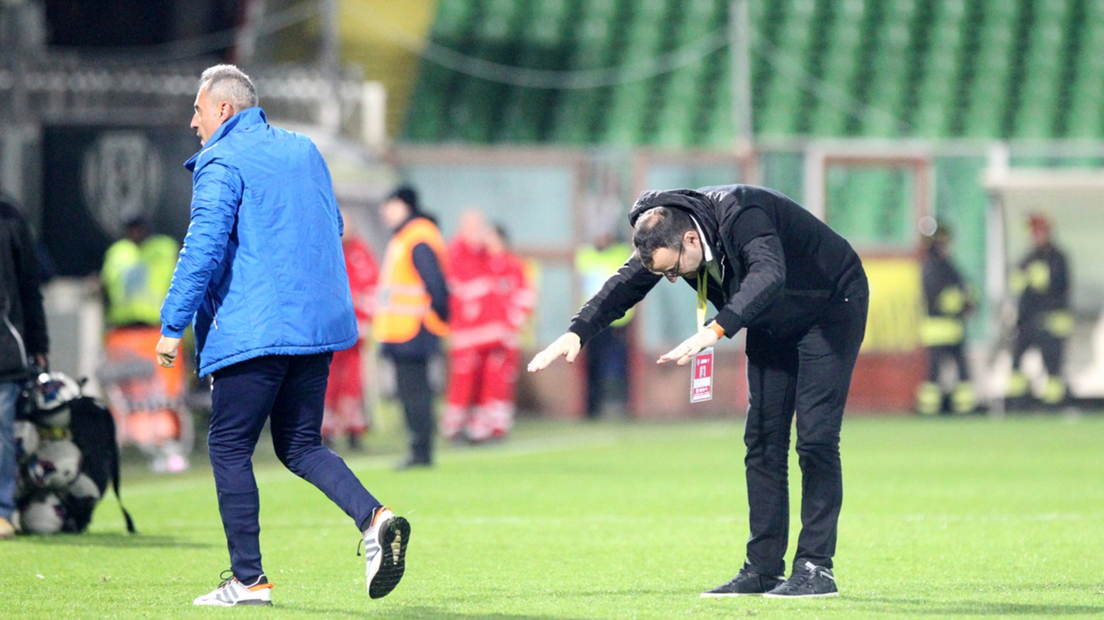 Il presidente del Cesena John Aiello si ’inchina’ al passaggio dell’allenatore Domenico Toscano dopo la vittoria sul Gubbio