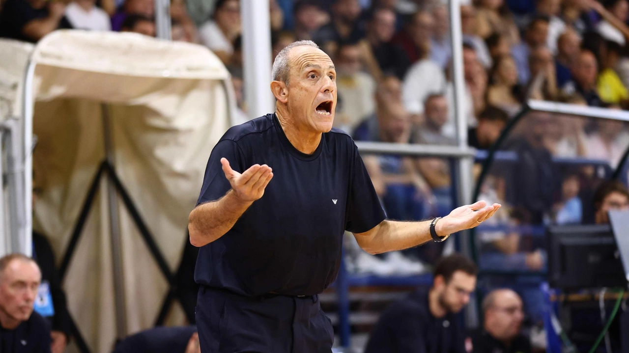 Il coach dell’Olimpia Milano Ettore Messina durante l’ultima partita di campionato vinta 83-78 sul parquet di Scafati