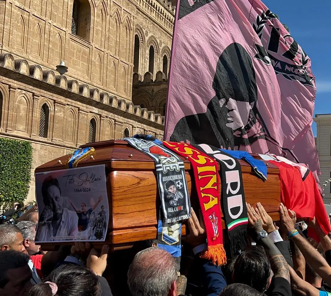 A PALERMO. Totò Schillaci, in migliaia per l’addio. Cori e lacrime