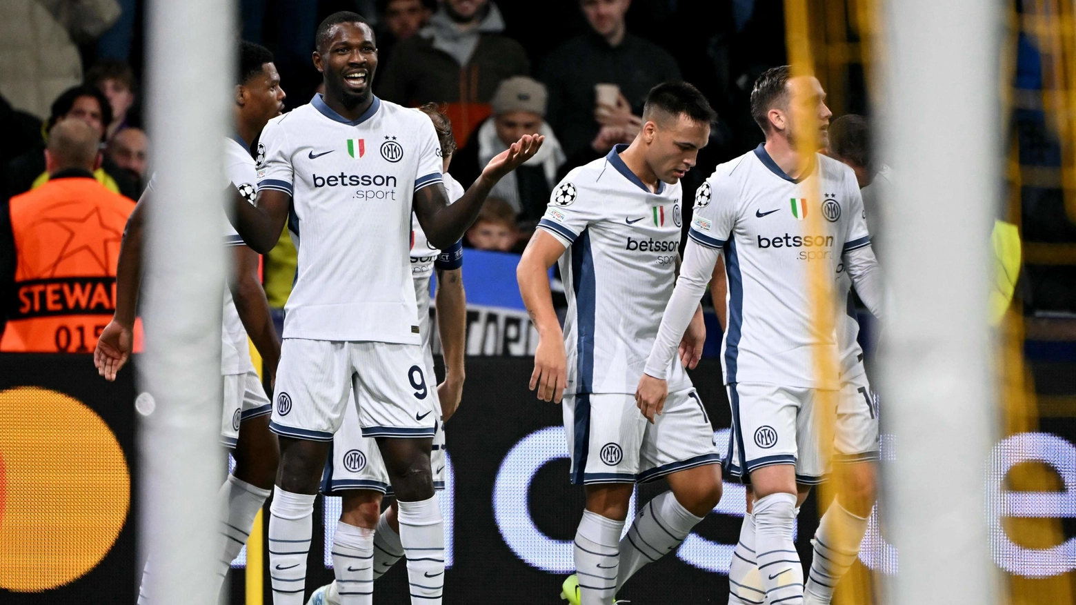 Un gol del francese vale il sacco di Berna dopo che Arnautovic aveva sbagliato un rigore, Inzaghi trova tre punti d'oro per gli ottavi di finale