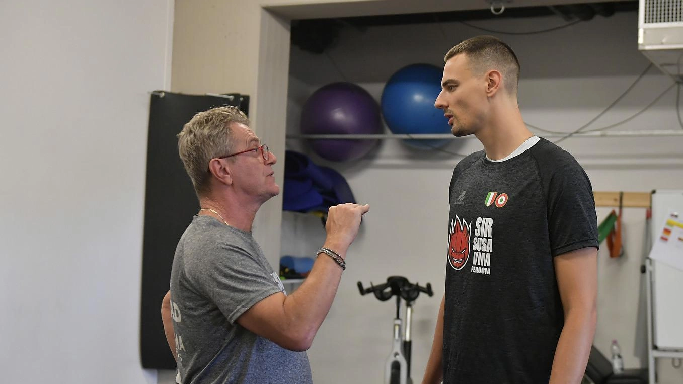 La Sir Safety Conad Perugia si prepara per la supercoppa italiana a Firenze, con l'allenatore e il capitano pronti a sfidare Piacenza. Anastasi di Piacenza si dice consapevole delle sfide che li attendono.