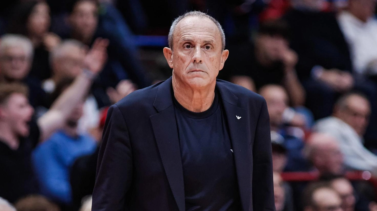 Il tecnico dell’Armani Ettore Messina durante il match di Eurolega ad Atene