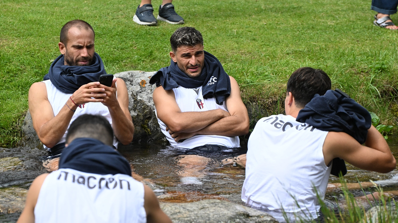 De Silvestri, Orsolini e Fabbian si rilassano nell'acqua fredda dopo l'allenamento (FotoSchicchi)