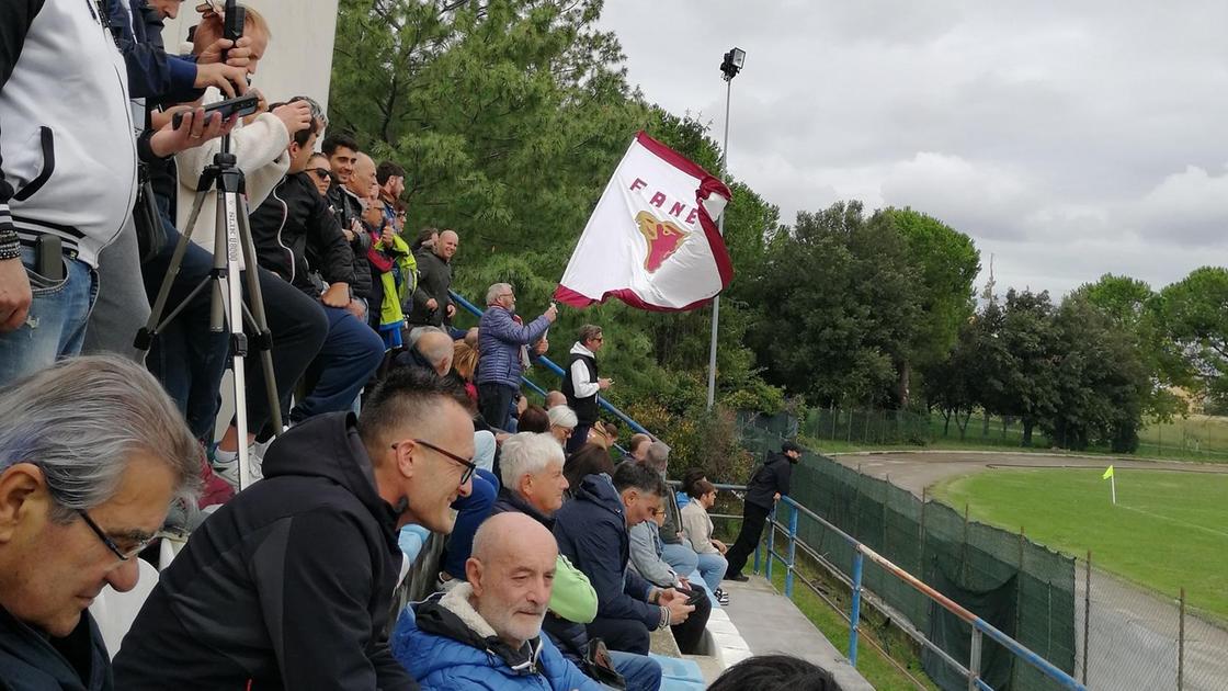 Terza categoria, lo storico esordio dei granata. Il Fano Calcio trova gol, punti e anche tanti tifosi. Battuta 3 1 la Virtus Castelvecchio al debutto