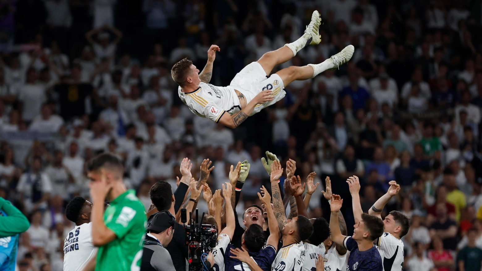 Toni Kroos, Real Madrid, festeggiato dai compagni nel suo ultimo match al Bernabeu