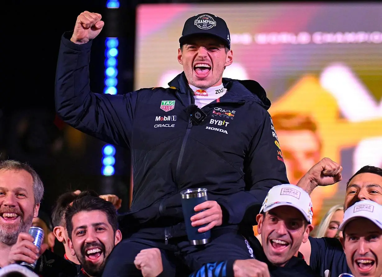 Il poker iridato di Max a soli 27 anni: e per il 2025 potrebbe essere affiancato da Lawson in Red Bull. Verstappen più forte di ogni ostacolo: "Fiero di me»