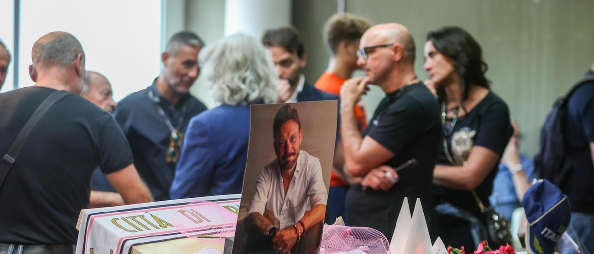 Palermo, i tifosi alla camera ardente. Oggi l’addio. In fila per Totò Shillaci. Maglia azzurra sulla bara