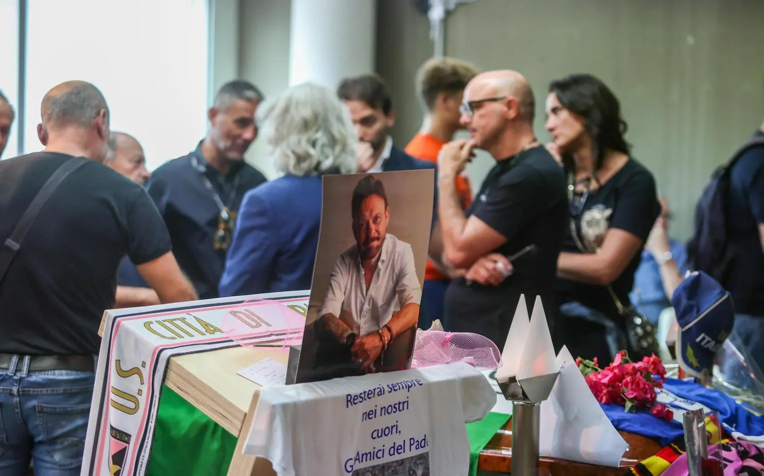 Palermo, i tifosi alla camera ardente. Oggi l’addio. In fila per Totò Shillaci. Maglia azzurra sulla bara