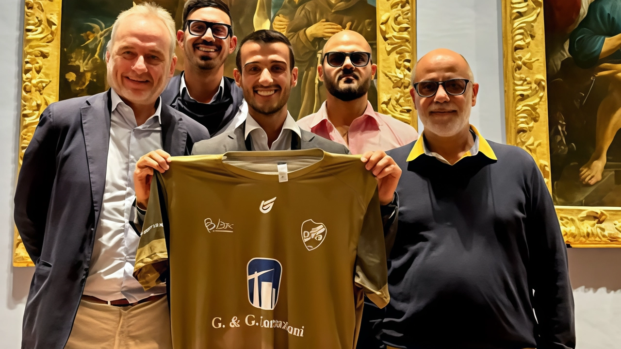 La terza maglia presentata nei giorni scorsi con il sindaco Accorsi