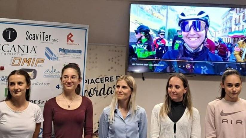 https://sport.quotidiano.net/image-service/view/acePublic/alias/contentid/ZjY1YjkxYjktNjc2Ny00/0/ale-cycling-avanti-con-eva-lechner.jpeg?f=16:9&w=1200&h=630