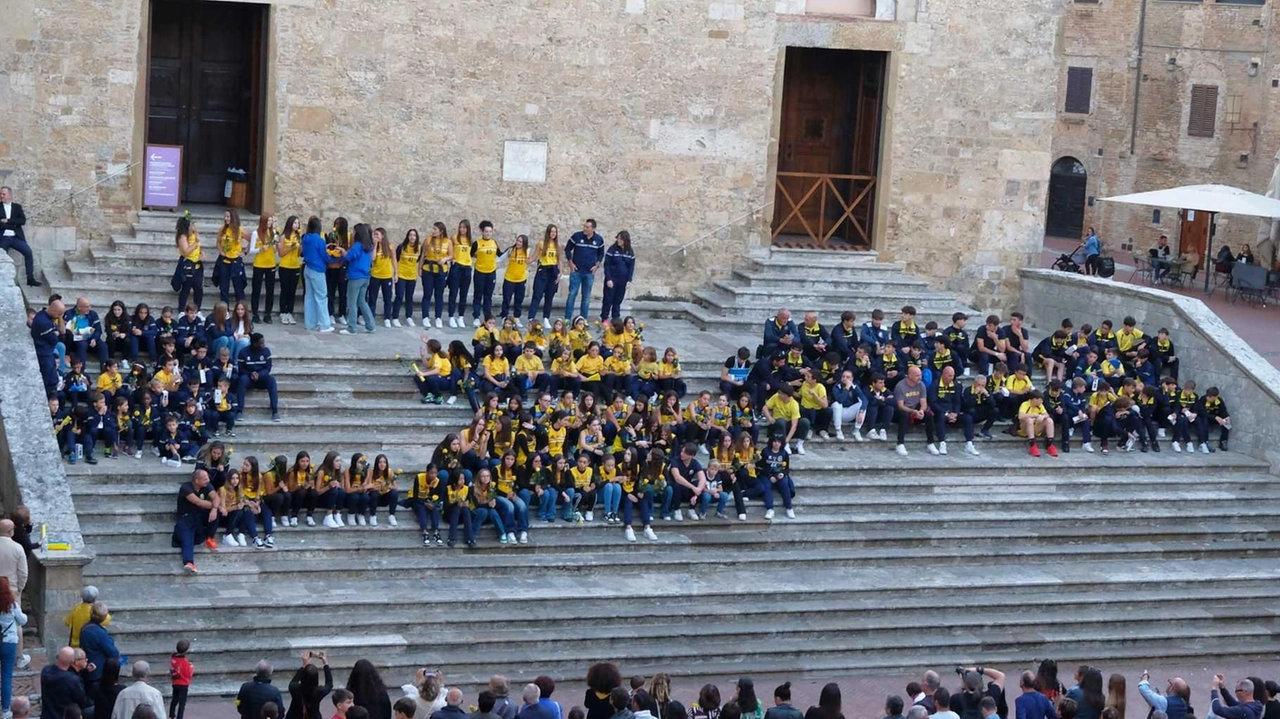 L'Apd San Gimignano, guidata da Roberto Bagnai, ha dato il via alla nuova stagione sportiva con pallavolo, atletica e calcio a cinque. Presenti autorità e atleti per celebrare l'inizio delle competizioni.