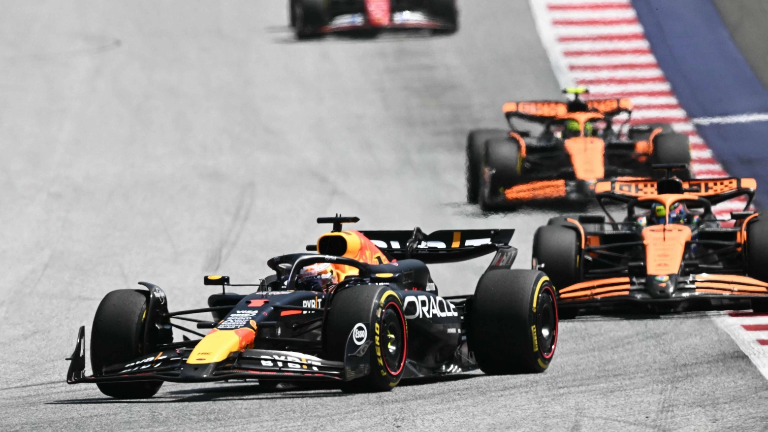 Max Verstappen davanti alle due McLaren