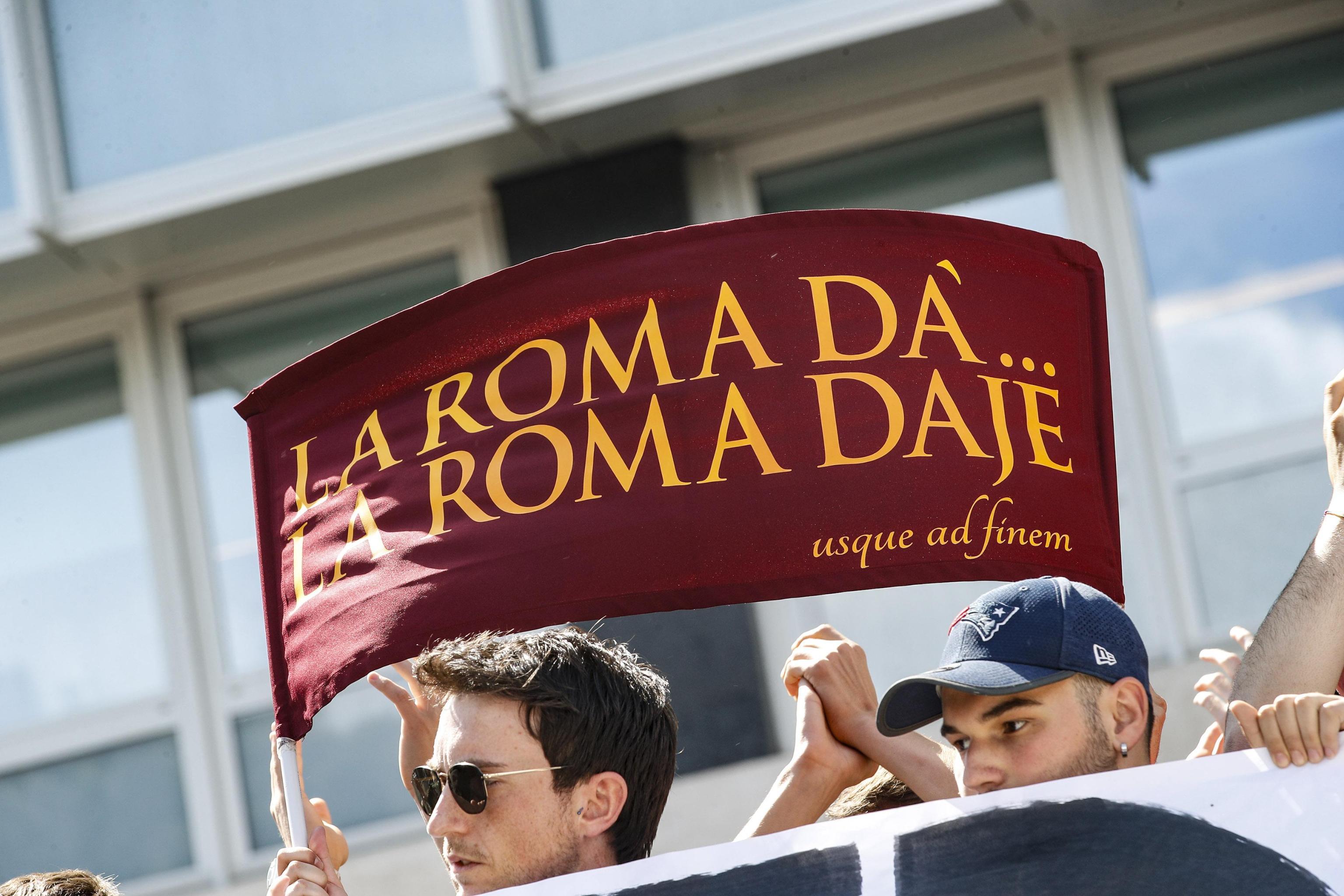 Esonero choc per la bandiera giallorossa, la rabbia e i dubbi dei tifosi. La Roma scarica De Rossi e punta su Juric