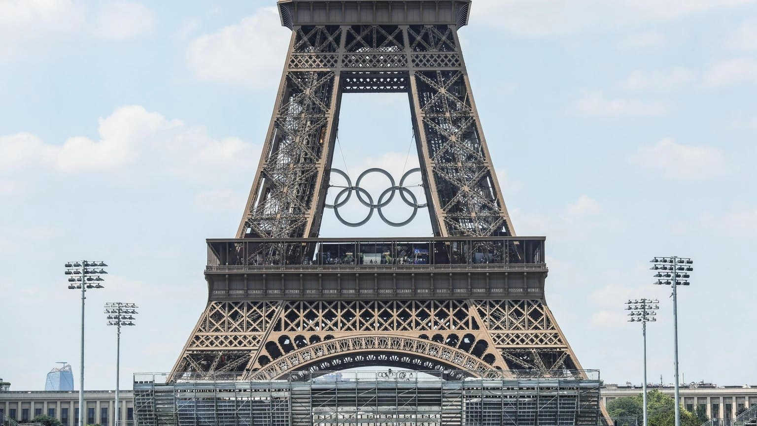 La torre Eiffel, simbolo della città di Parigi, insieme al simbolo delle Olimpiadi