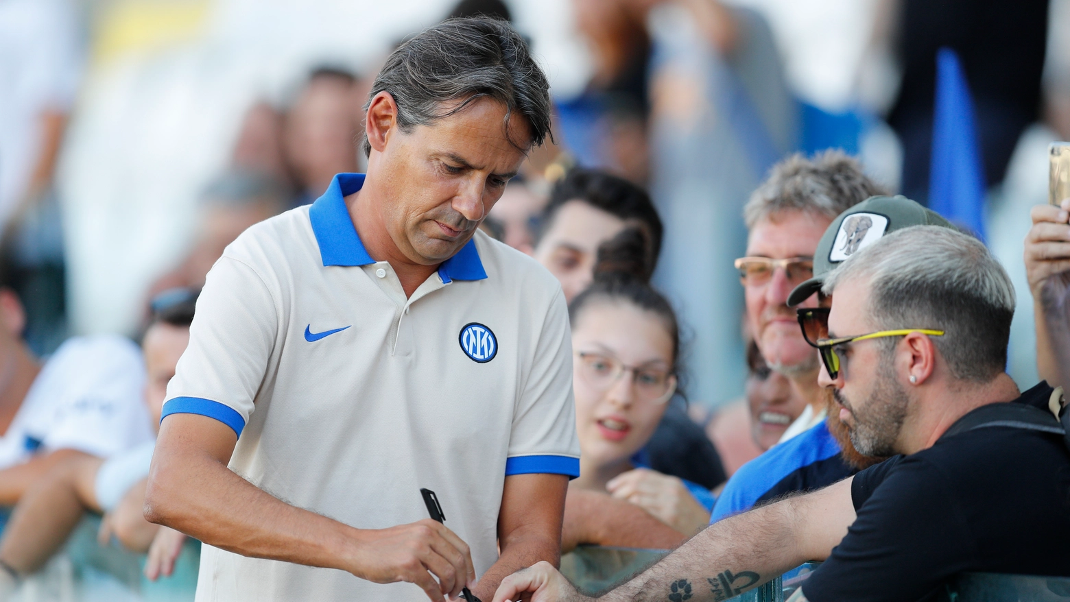 Simone Inzaghi firma autografi durante Inter Palmas