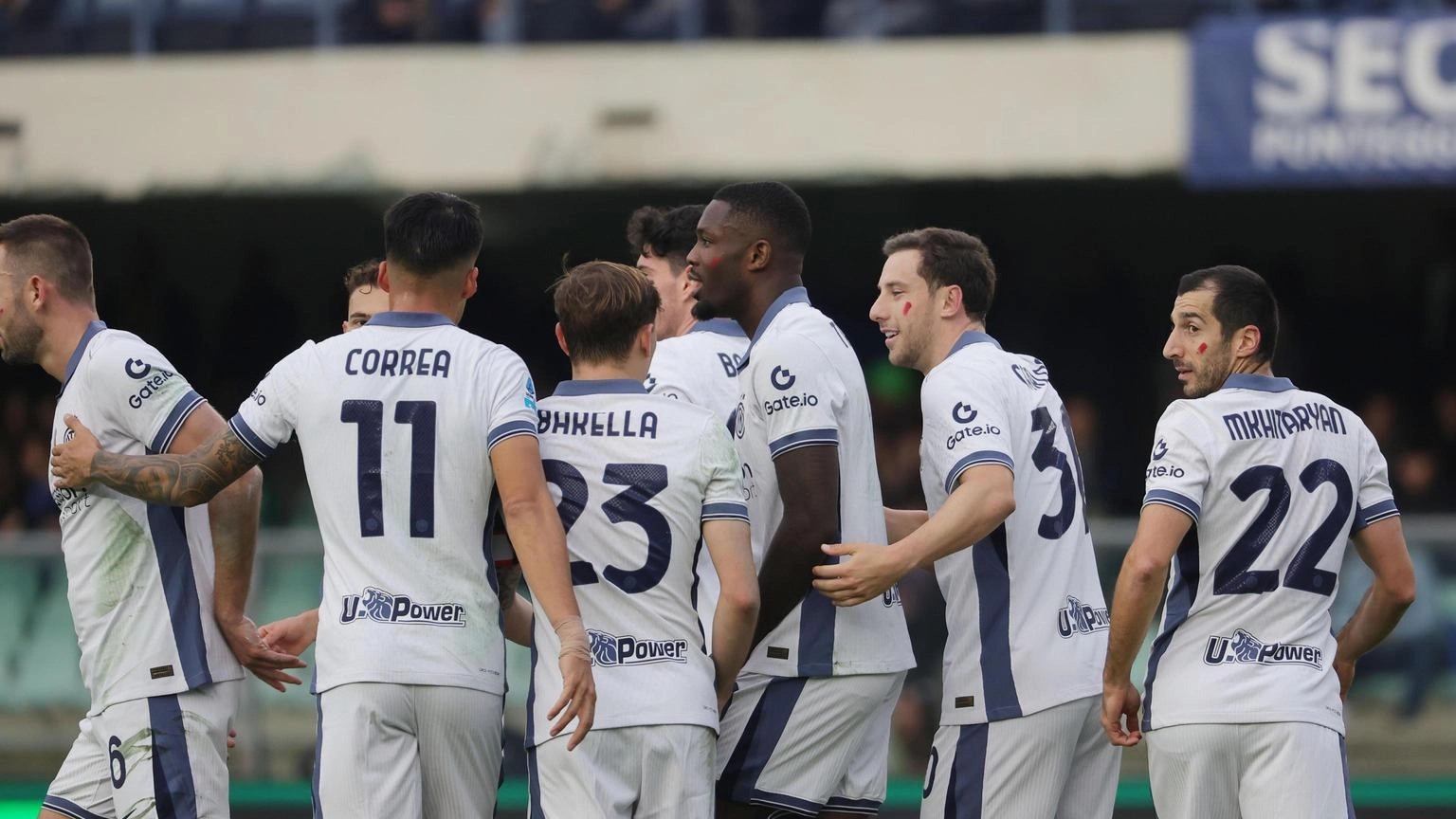 5-0 al Verona, l'Inter vola al comando