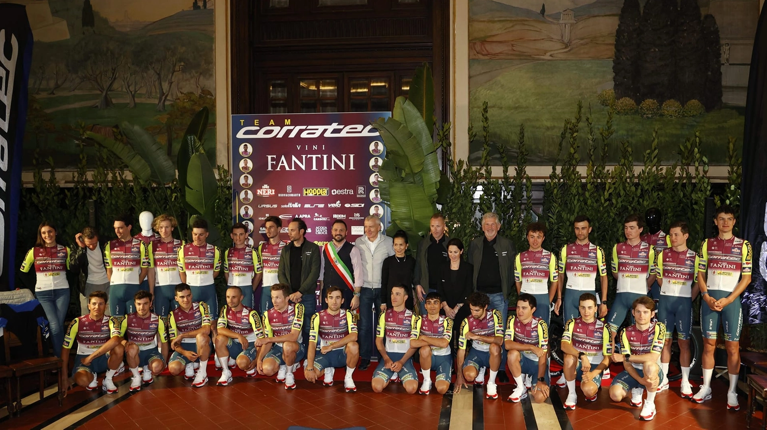 Il Team Corratec-Vini Fantini con dirigenti, tecnici e autorità