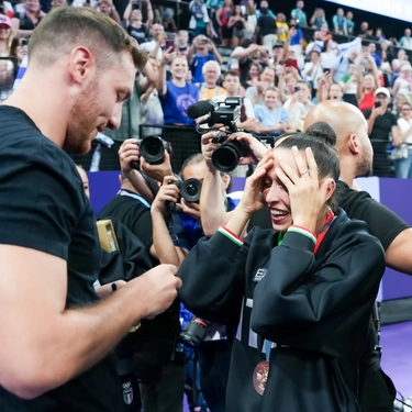 Proposta di matrimonio in diretta per Alessia Maurelli alle Olimpiadi. E la ginnasta azzurra dice sì