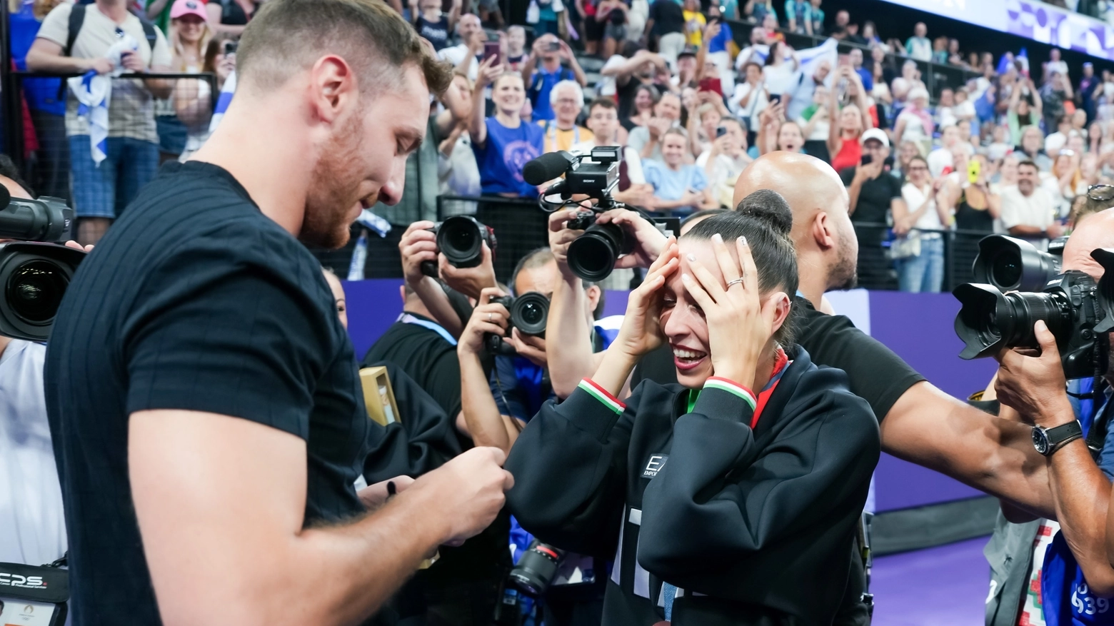 Subito dopo essere scesa dal podio con le sue compagne di squadra, l’atleta azzurra ha visto il fidanzato Massimo inginocchiarsi davanti a lei