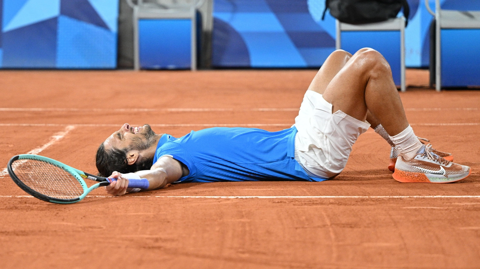 La gioia di Lorenzo Musetti dopo aver vinto la medaglia di bronzo