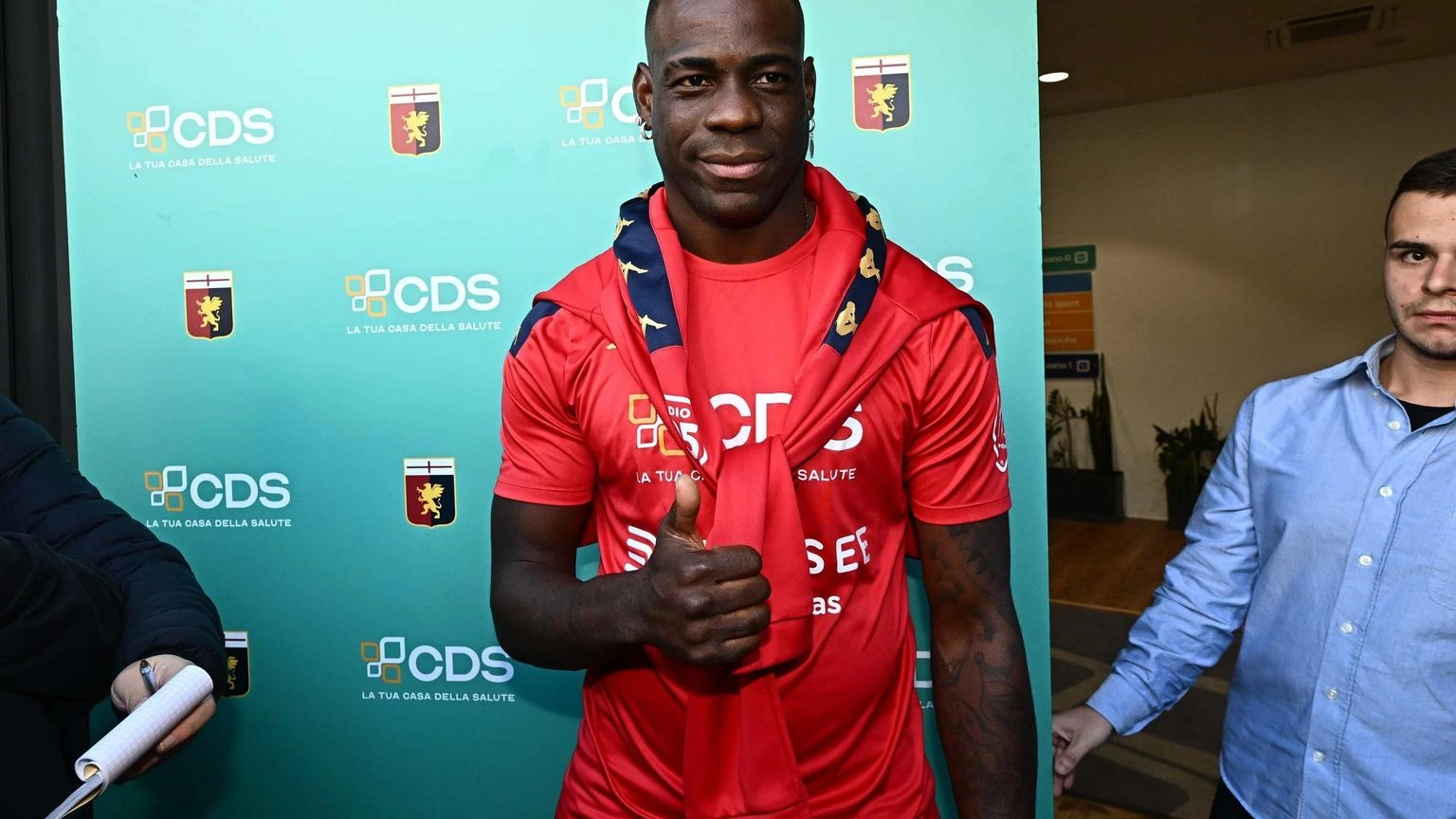 Balotelli ha firmato con il Genoa, contratto fino a giugno 2025